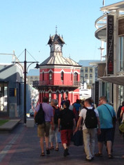 Der rote Turm am Hafen von Kapstadt. . Foto: Kirchenmusik der EKBO.