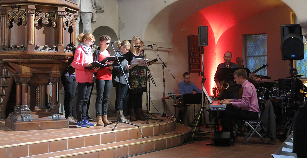 Ein Pop- und Gospelchor singt im Gottesdienst. Foto: Annette Kaiser, EKBO.
