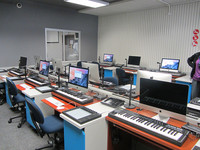 Arbeitsplätze in den Technikräumen des College. Foto: Kirchenmusik der EKBO.