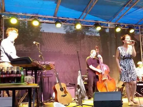 Abschlusskonzert in Afrika. Foto: Samuel Jersak.