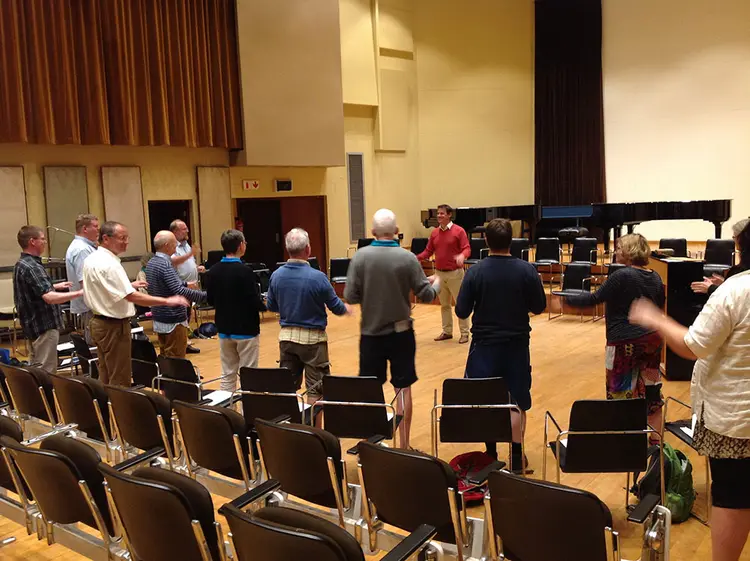kleine Auffrischungseinheit in Chordirigieren mit dem hiesigen Dozenten Martin Berger. Foto: Kirchenmusik der EKBO.