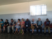 Robben Island: Die Gruppe lauscht dem Vortrag eines ehemaligen politischen Häftlings. Foto: Kirchenmusik der EKBO.