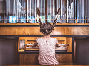 Pippi Langstrumpf an der Orgel