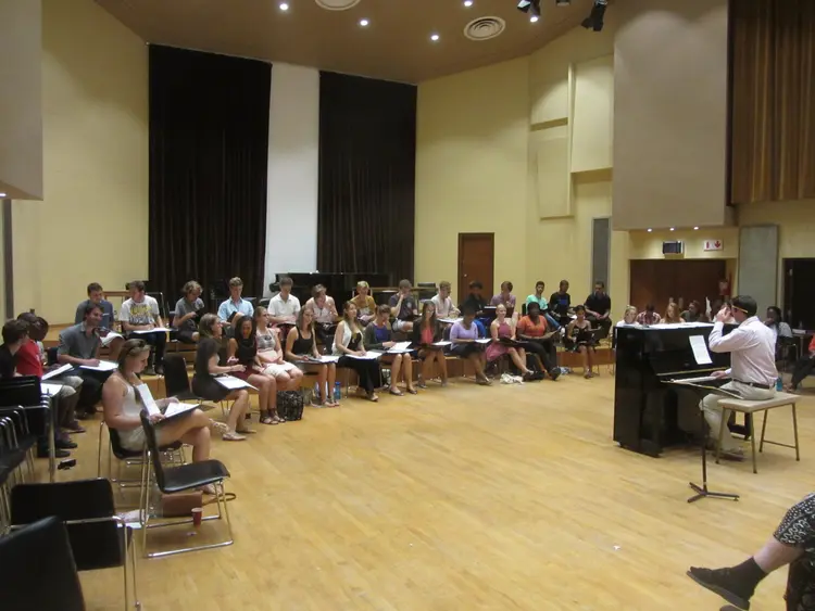 Martin Berger probt mit dem Kammerchor der Hochschule. Foto: Kirchenmusik der EKBO.